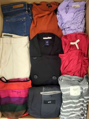 The photo shows a package with clothing in the category U.