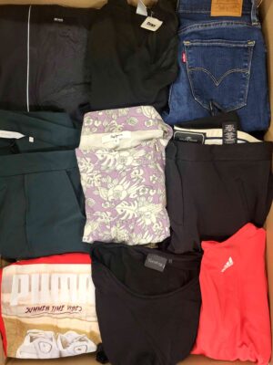 The photo shows a package with clothing in the category U.