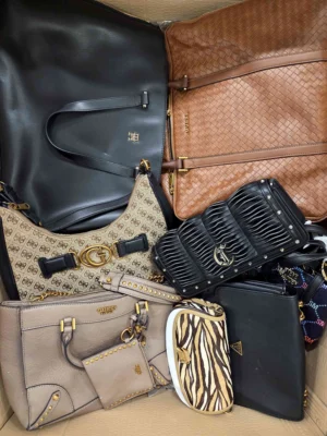 The picture shows a package with accessories in the category HB.