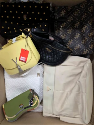 The picture shows a package with accessories in the category HB.