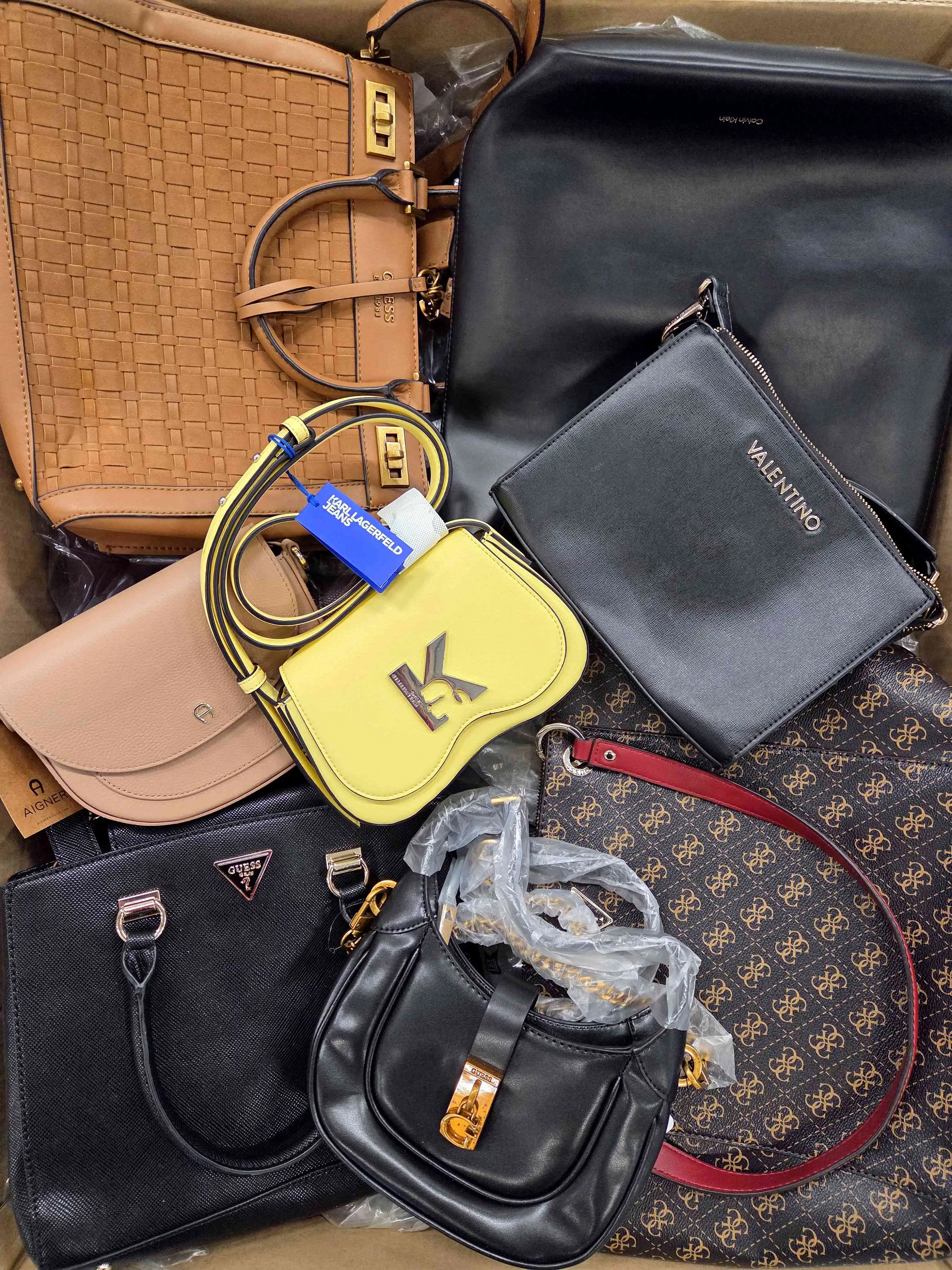 HB158 3 The picture shows a package with accessories in the category HB.