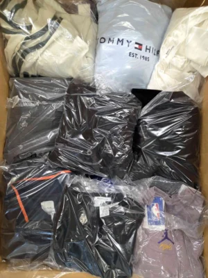 The photo shows a package with clothing in the category C.