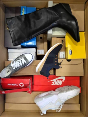 The photo shows a package with footwear in the category BS.