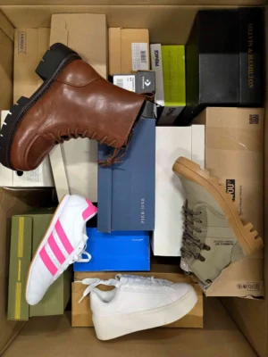 The photo shows a package with footwear in the category BS.