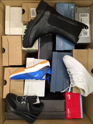 The photo shows a package with footwear in the category BS.