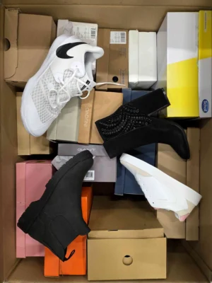 The photo shows a package with footwear in the category BS.