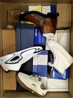 The photo shows a package with footwear in the category BS.