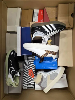 The photo shows a package with footwear in the category BS.