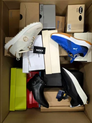 The photo shows a package with footwear in the category BS.