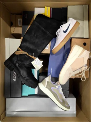 The photo shows a package with footwear in the category BS.