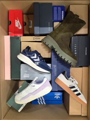 The photo shows a package with footwear in the category BS.