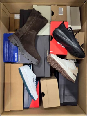 The photo shows a package with footwear in the category BS.