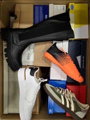 The photo shows a package with footwear in the category BS.