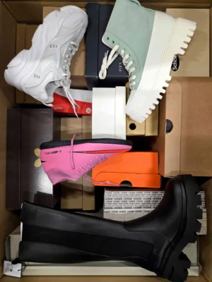 The photo shows a package with footwear in the category BS.