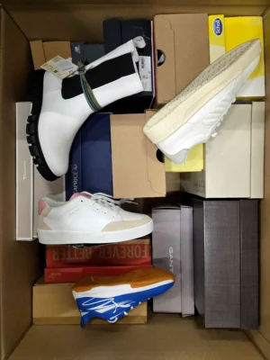 The photo shows a package with footwear in the category BS.