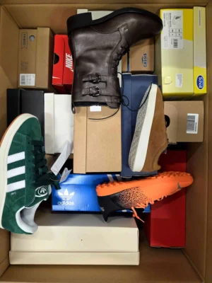The photo shows a package with footwear in the category BS.