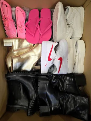 The photo shows a package with footwear in the category BSU.