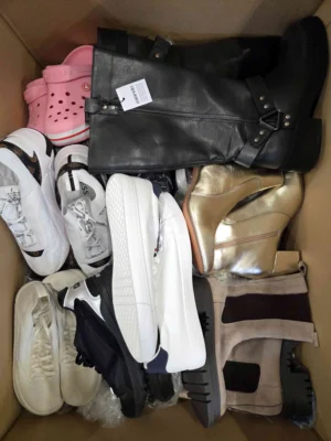 The photo shows a package with footwear in the category BSU.