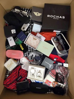 The picture shows a package with accessories in the category AA.