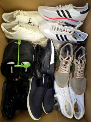 The photo shows a package with footwear in the category BSU.