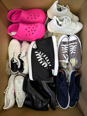 The photo shows a package with footwear in the category BSU.