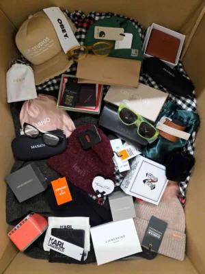 The picture shows a package with accessories in the category AA.