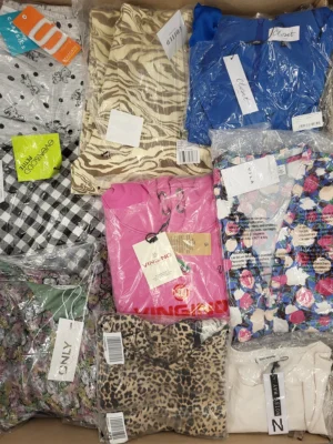 The photo shows a package with clothing in the category AR.