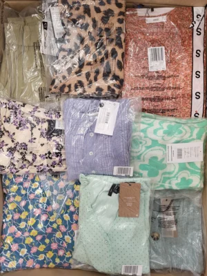 The photo shows a package with clothing in the category AR.