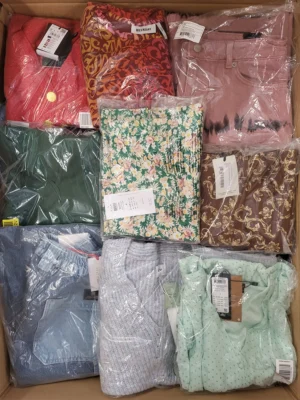 The photo shows a package with clothing in the category AR.