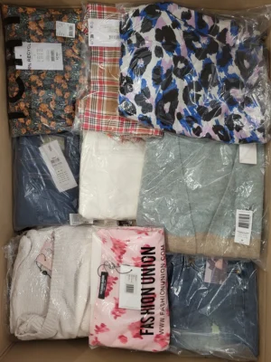 The photo shows a package with clothing in the category AR.