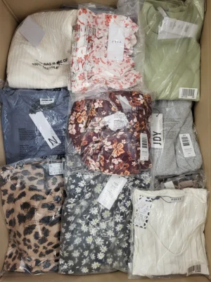 The photo shows a package with clothing in the category AR.