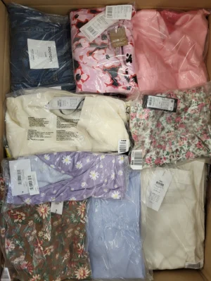 The photo shows a package with clothing in the category AR.