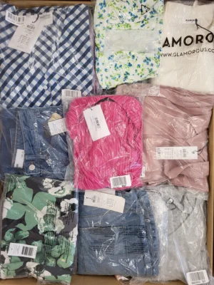 The photo shows a package with clothing in the category AR.