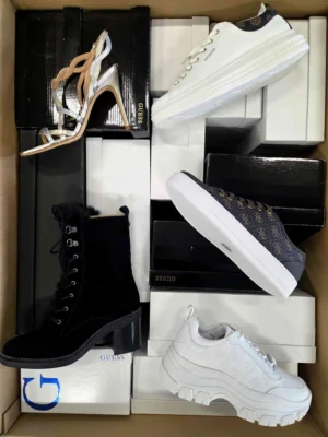 The photo shows a package with footwear in the category BS.