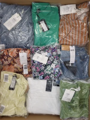 The photo shows a package with clothing in the category AR.