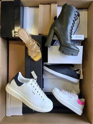 The photo shows a package with footwear in the category BS.