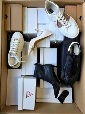 The photo shows a package with footwear in the category BS.