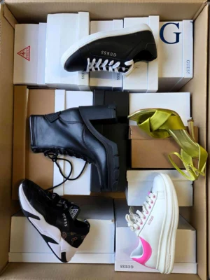 The photo shows a package with footwear in the category BS.