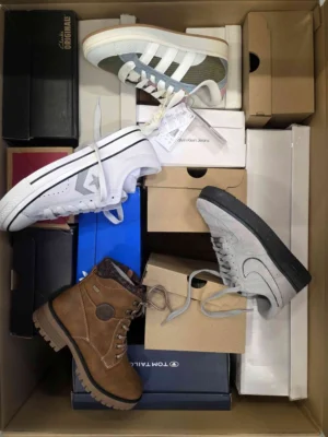 The photo shows a package with footwear in the category CS.