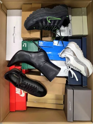 The photo shows a package with footwear in the category CS.
