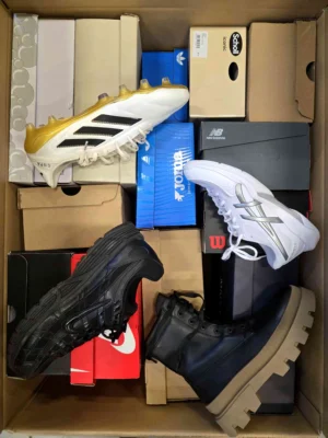 The photo shows a package with footwear in the category CS.