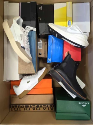 The photo shows a package with footwear in the category CS.