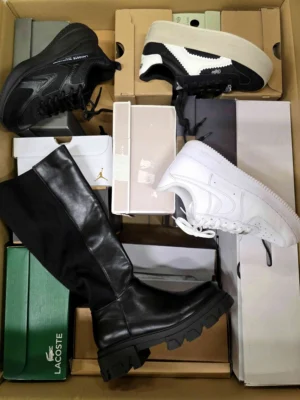 The photo shows a package with footwear in the category CS.