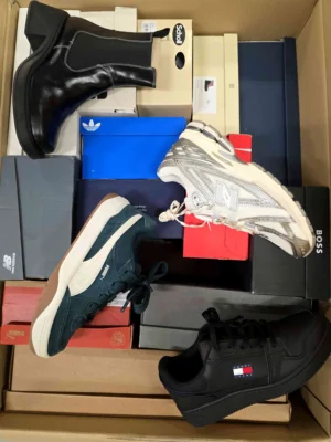 The photo shows a package with footwear in the category CS.