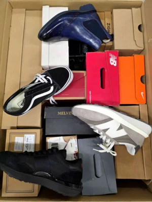 The photo shows a package with footwear in the category CS.