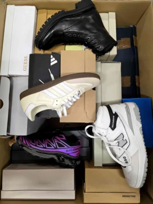 The photo shows a package with footwear in the category CS.