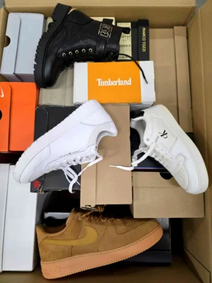 The photo shows a package with footwear in the category CS.