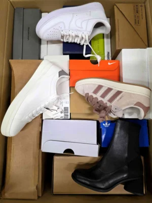 The photo shows a package with footwear in the category CS.