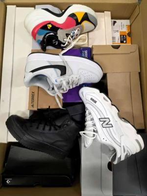 The photo shows a package with footwear in the category CS.