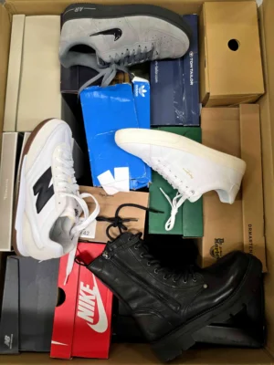 The photo shows a package with footwear in the category CS.